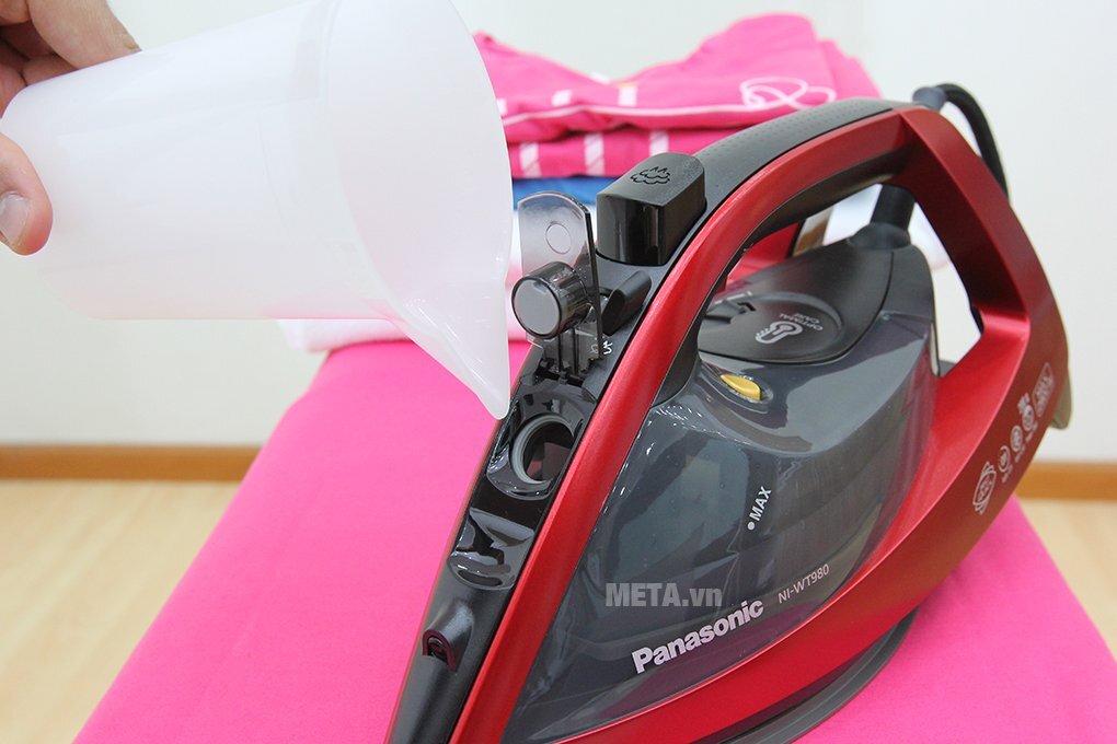Bàn là hơi nước Panasonic NI-WT980RRA