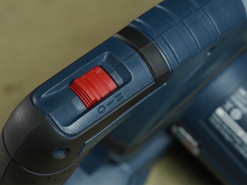 Máy thổi lá cầm tay Bosch 120 Solo có 3 mức điều chỉnh tốc độ thổi lá