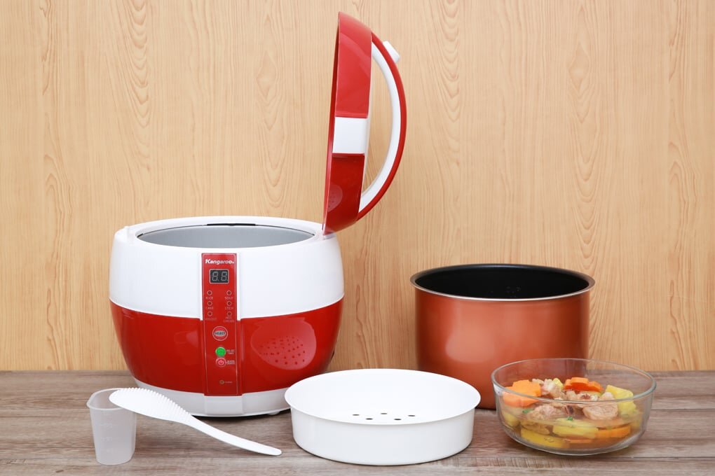 nồi cơm điện Kangaroo KG835 có nhiều phụ kiện đi kèm
