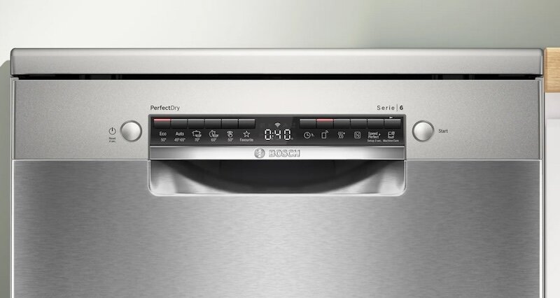 Bảng điều khiển nút nhấn được thiết kế trên cạnh cửa