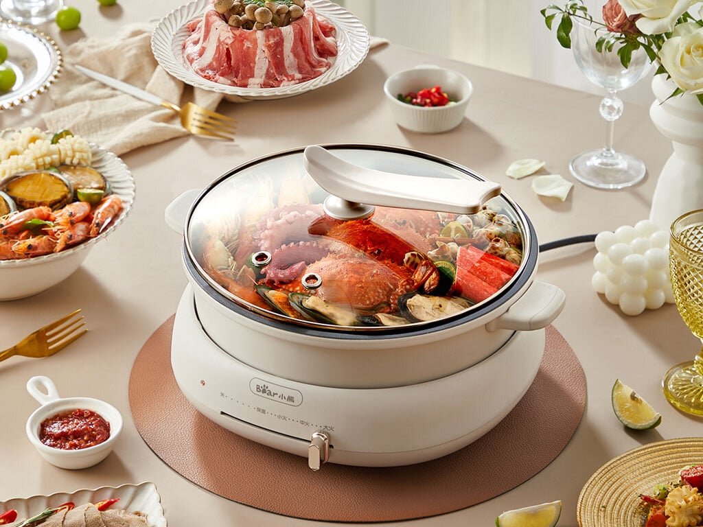 Nồi lẩu nướng đa năng Bear DHG-C40W2 tích hợp mâm nhiệt lớn với đường kính 188mm cùng với đó là công suất mạnh mẽ 1.500W