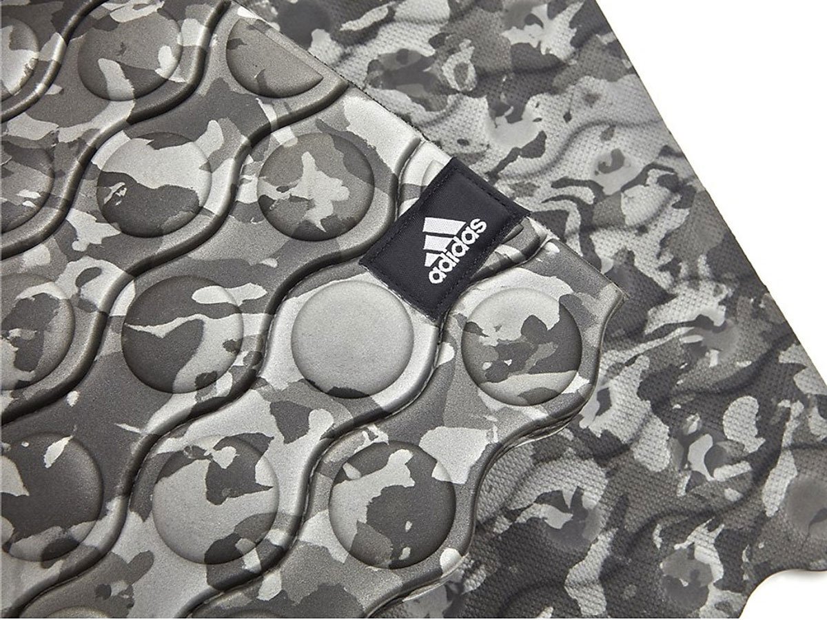 Thảm Adidas sử dụng chất liệu êm, dày dặn Thảm Adidas