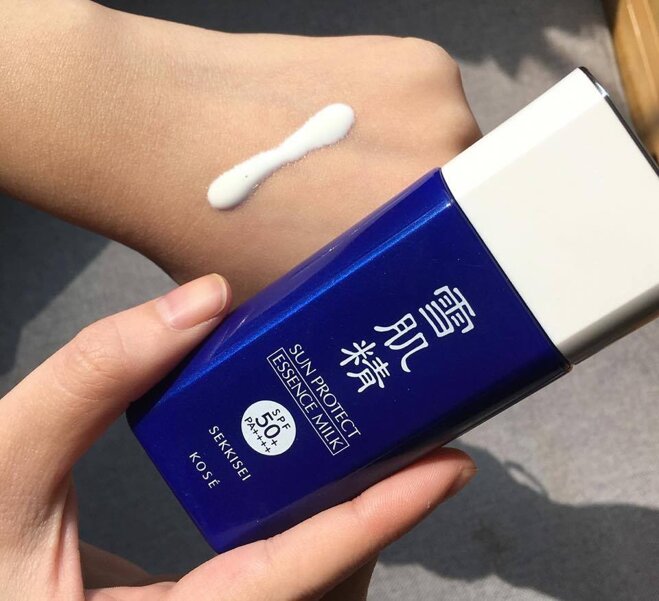 Kose  Sun Protect dòng Essence Milk có kết cấu nhẹ và dễ thấm 