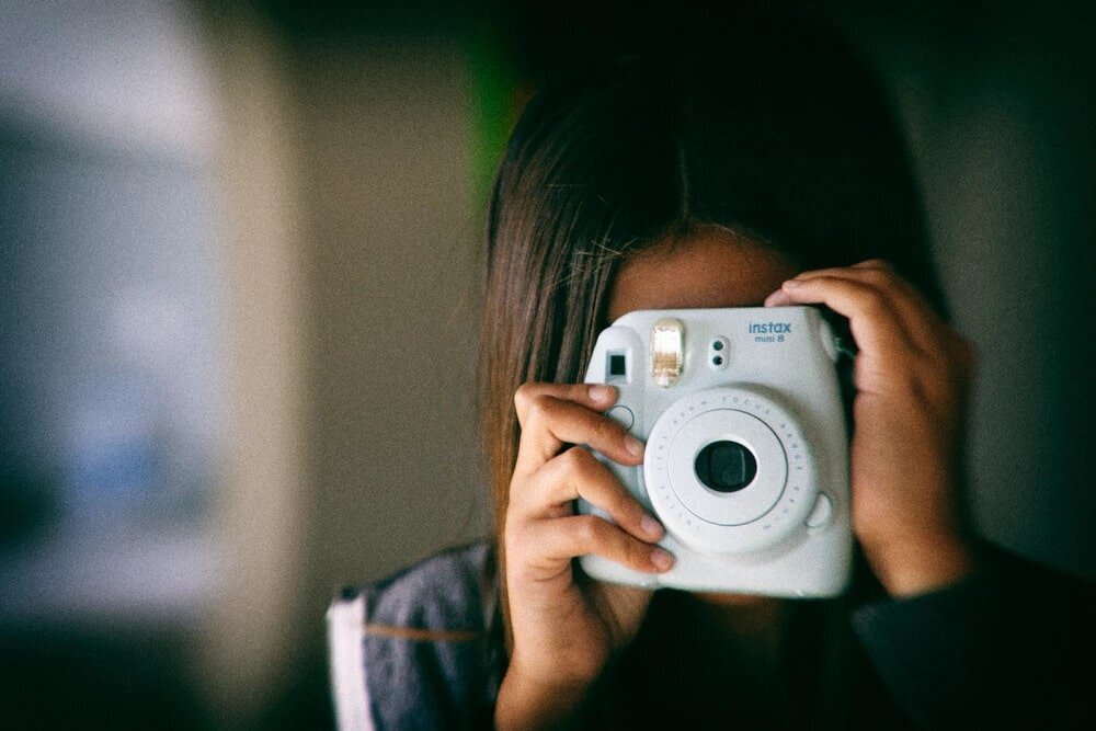 Một chiếc máy ảnh chụp lấy ngay của Fujifilm cũng rất trẻ trung và sành điệu