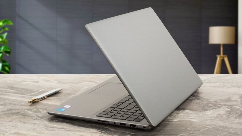 Dell Vostro 16 5640: Sự lựa chọn hoàn hảo cho người dùng cần màn hình lớn và bàn phím đầy đủ