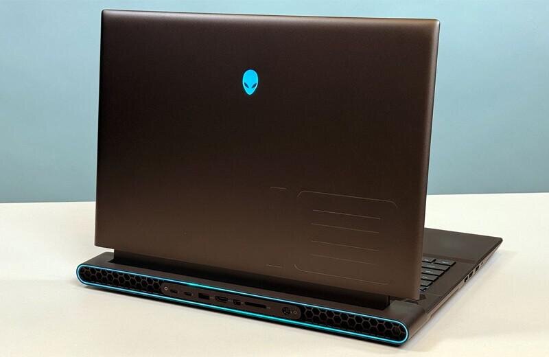 Dell Alienware m18 R2: Ông vua hiệu năng, hay gánh nặng cồng kềnh?