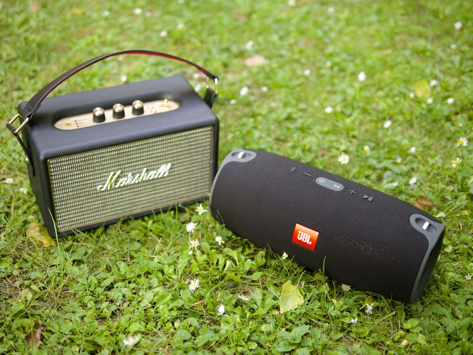 10 loa Bluetooth pin trâu nhỏ gọn linh động chống nước giá từ 1tr