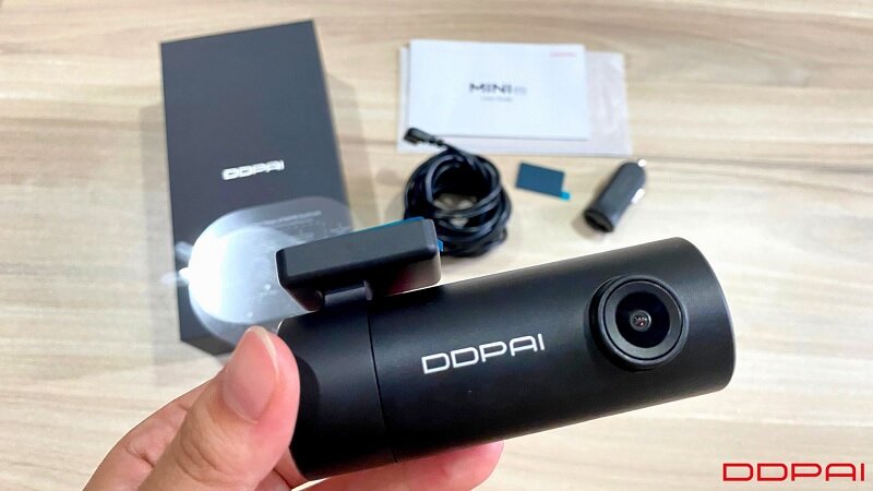 Mở hộp camera hành trình DDPAI Mini Pro. 