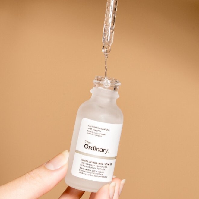 Serum The Ordinary Niacinamide 10 + Zinc 1 giúp điều tiết dầu thừa và bã nhờn trên da.