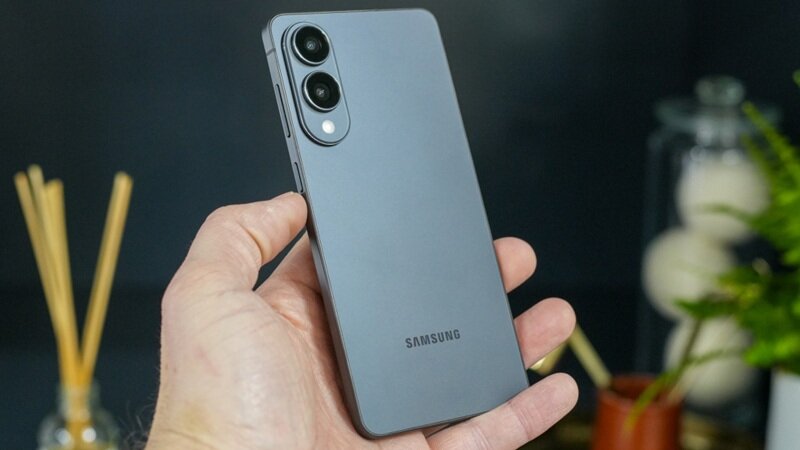 Giá Samsung Galaxy S25 Edge “rơi tự do”, món hời cho khách hàng Việt