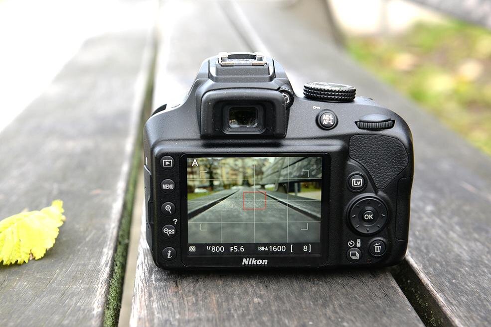 Alt + Caption: Nikon D3400 quan sát và điều chỉnh thông số dễ dàng qua màn hình LCD 3.2 inch 