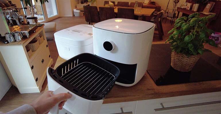 Xiaomi Mi Smart Air Fryer có thể tháo rời các bộ phận nên việc vệ sinh trở nên dễ dàng hơn cách sử dụng nồi chiên không dầu Xiaomi Mi Smart Air Fryer
