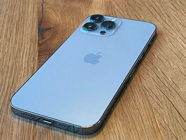 iPhone 13 Pro Max Blue Sierra: Màu sắc mới lạ đầy cá tính và độc đáo. Sản phẩm này được trang bị các tính năng vượt trội như: chụp ảnh chuyên nghiệp, khả năng lưu trữ tối đa 1TB, màn hình OLED rực rỡ và nhiều tính năng hấp dẫn khác. Hãy trải nghiệm thế giới sống động với iPhone 13 Pro Max Blue Sierra.