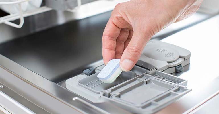 Chất tẩy rửa kém chất lượng cũng khiến bát đĩa không còn được sạch như mới Máy rửa bát không sạch
