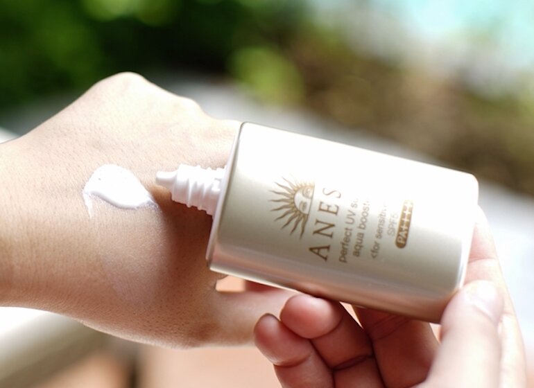 Sữa chống nắng Anessa Perfect UV Sunscreen Mild Milk có kết cấu dạng sữa, khá lỏng nên khi apply lên da sẽ thẩm thấu nhanh hơn