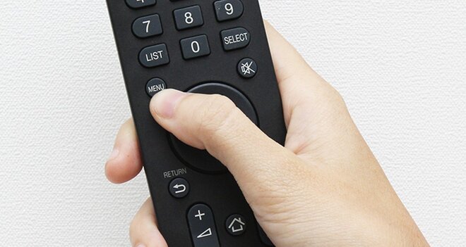 Có thể dò kênh bằng remote tivi hoặc các nút bấm trên tivi 