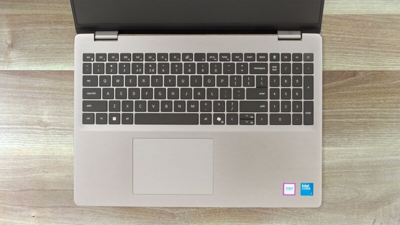 Dell Vostro 16 5640: Sự lựa chọn hoàn hảo cho người dùng cần màn hình lớn và bàn phím đầy đủ
