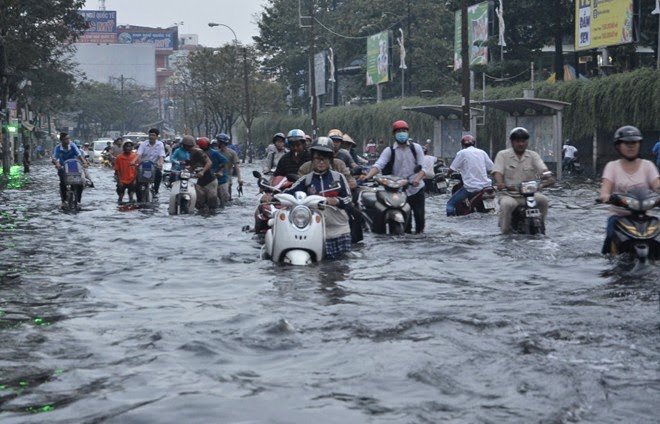 3 kinh nghiệm bỏ túi khi đi xe máy mùa mưa bão