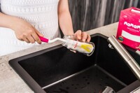 3 sai lầm phổ biến của mẹ khi vệ sinh bình sữa cho bé