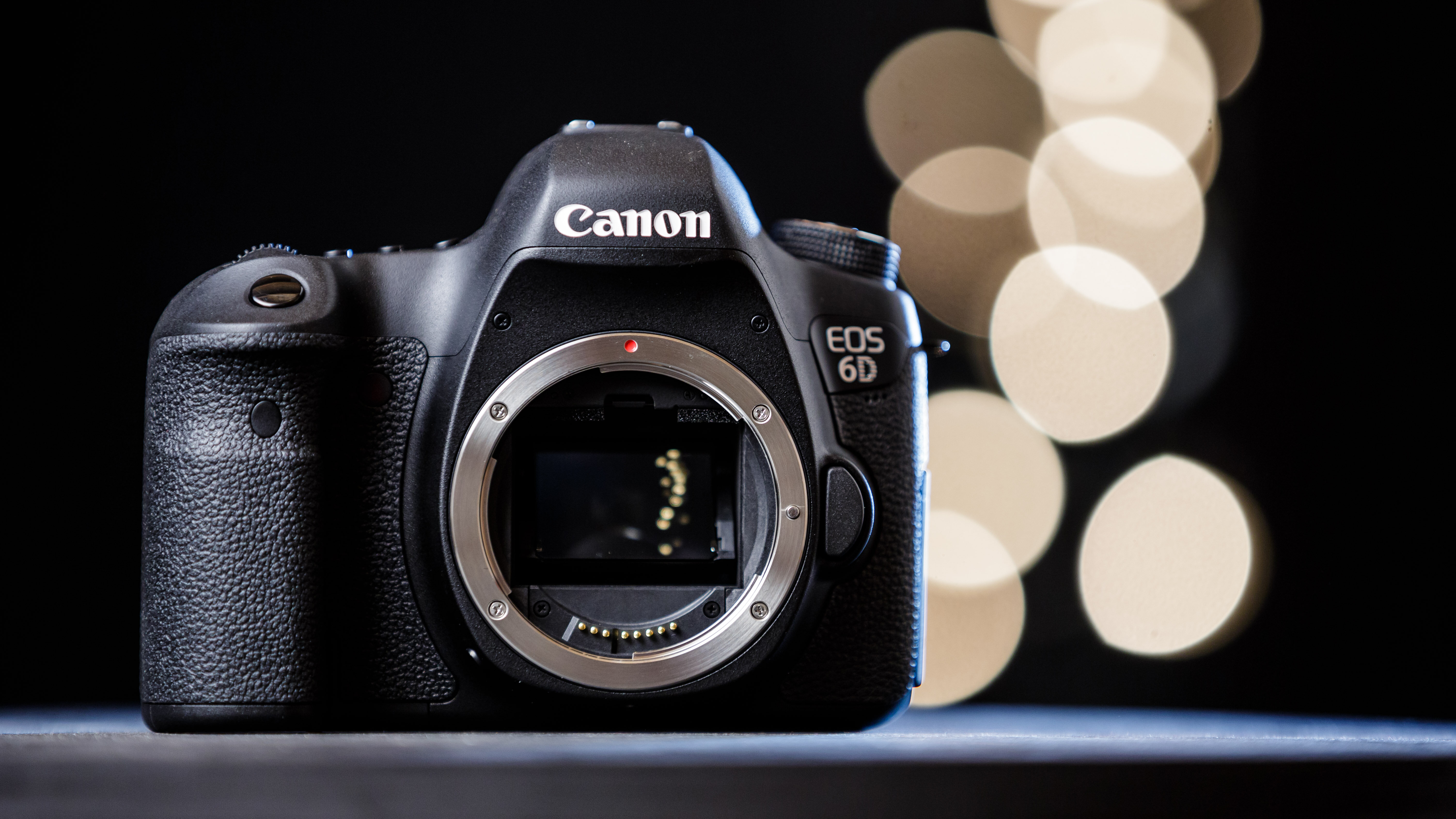 Sở hữu khung magie nhưng vỏ của Canon EOS 6D chỉ được làm bằng nhựa