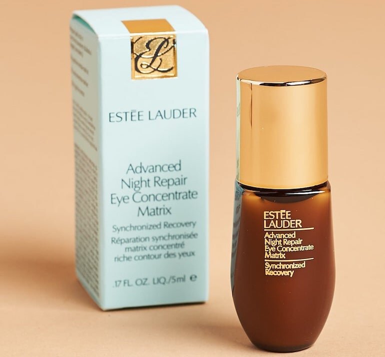 Serum mắt Estee Lauder được thiết kế bằng chai thủy tinh chắc tay, nhỏ gọn và dễ dàng sử dụng.