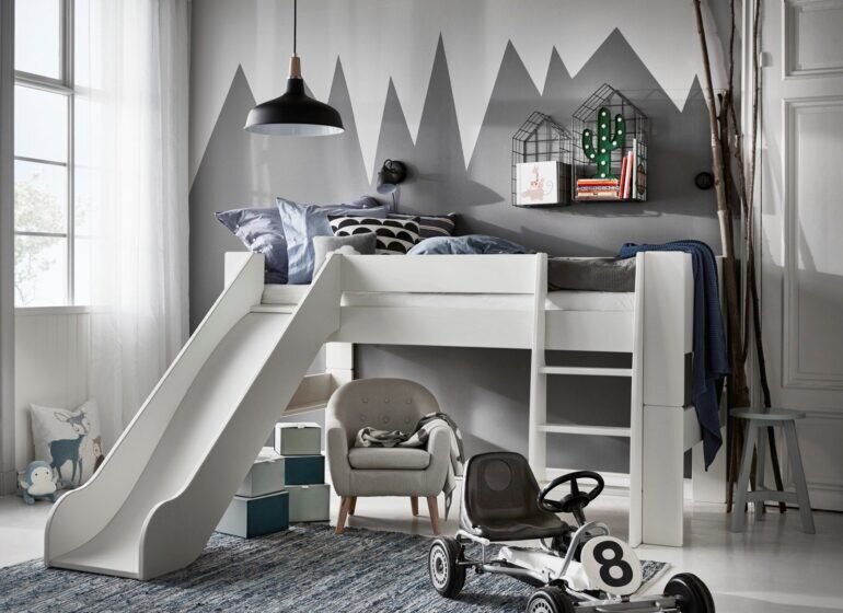 Trang trí lại không gian phòng phù hợp với màu giường tầng trẻ em có cầu trượt