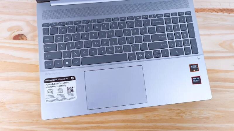 HP OmniBook 5 AI – Laptop giá rẻ màn hình lớn, nhưng có đáng mua?