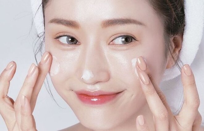 Nên chọn sản phẩm tẩy tế bào chết dạng lỏng, lotion để tránh làm tổn thương mụn