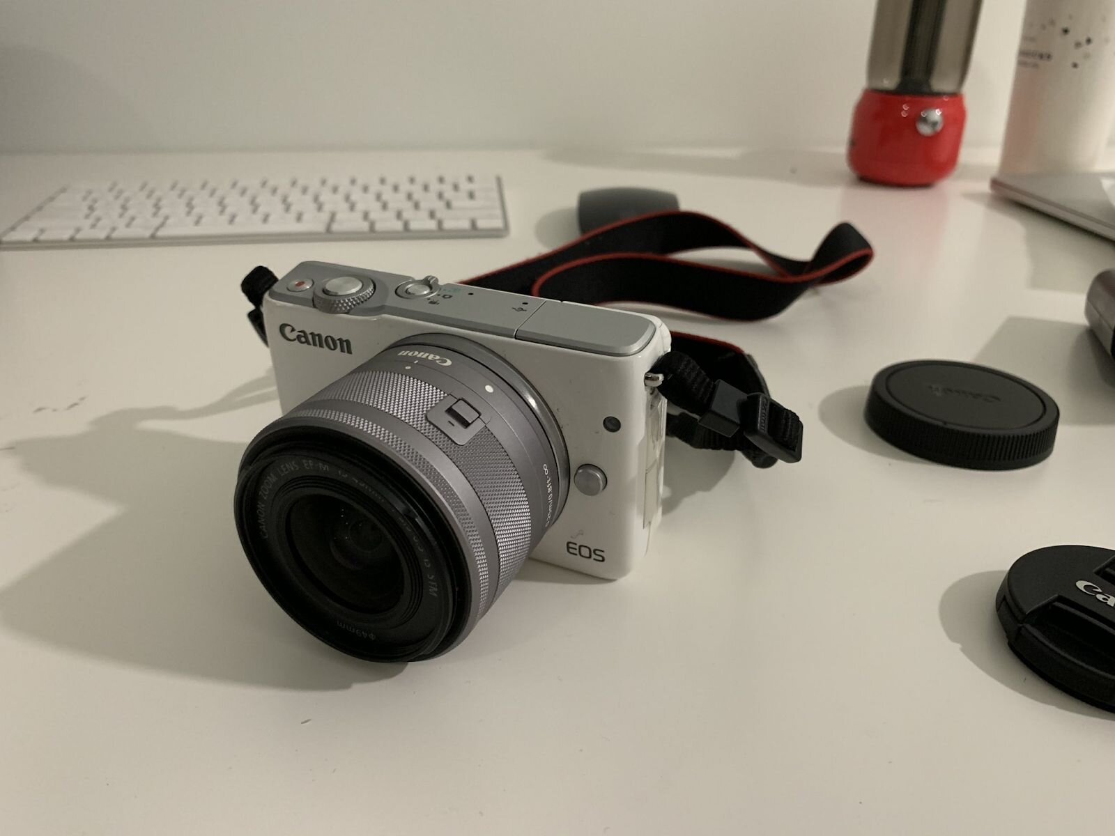 Canon M10 kết nối dễ dàng với các thiết bị điện tử khác 