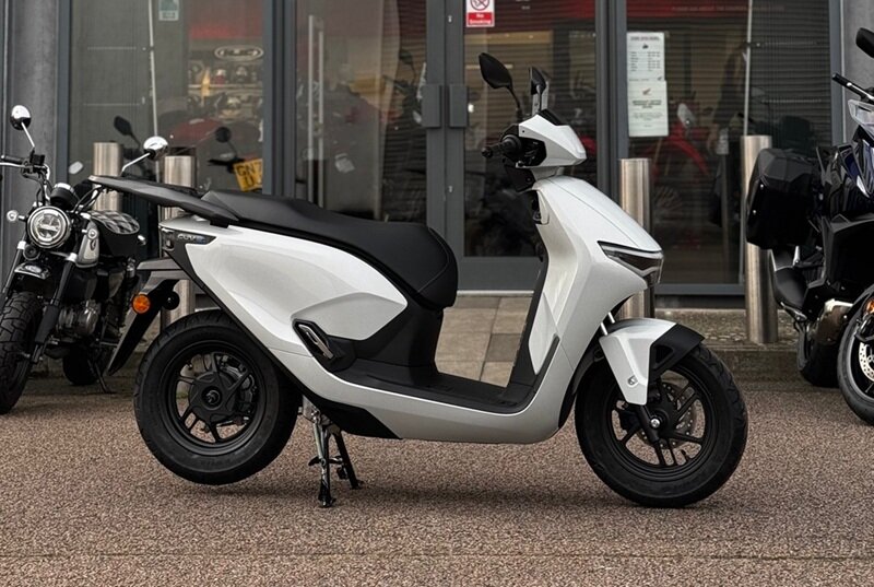 Xe máy điện Honda CUV e: bán tại Việt Nam với giá hợp lý, miễn phí đổi pin tại trạm