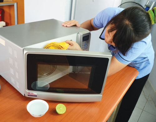4 cách vệ sinh lò vi sóng hiệu quả