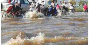 4 mẹo để đi xe qua đường ngập lụt không bị chết máy