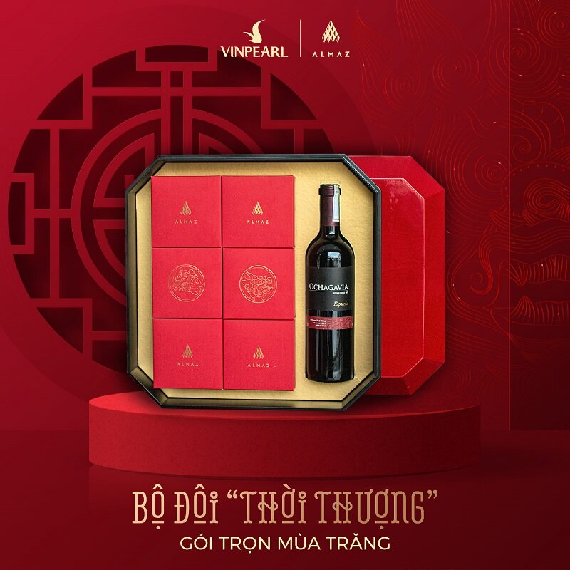 The Luxury lacquer box includes 6 Mooncakes accompanied by premium tea or wine