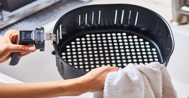 Luôn vệ sinh nồi sau khi sử dụng nhằm tăng tuổi thọ Nồi chiên không dầu bốc khói