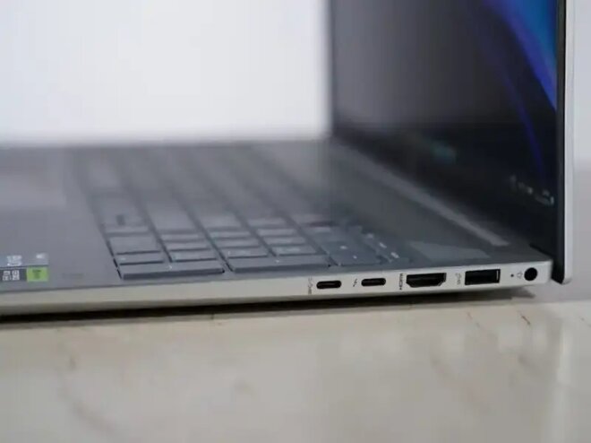 Cạnh phải HP Pavilion Plus 16