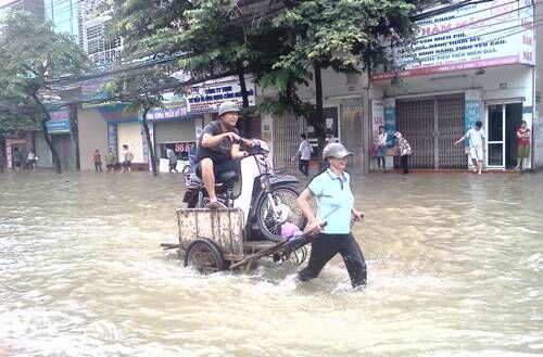 5 mẹo nhỏ giúp xe máy "lội" an toàn qua đường ngập lụt