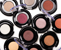 5 sản phẩm bình dân cho bạn đôi mắt khói ấn tượng