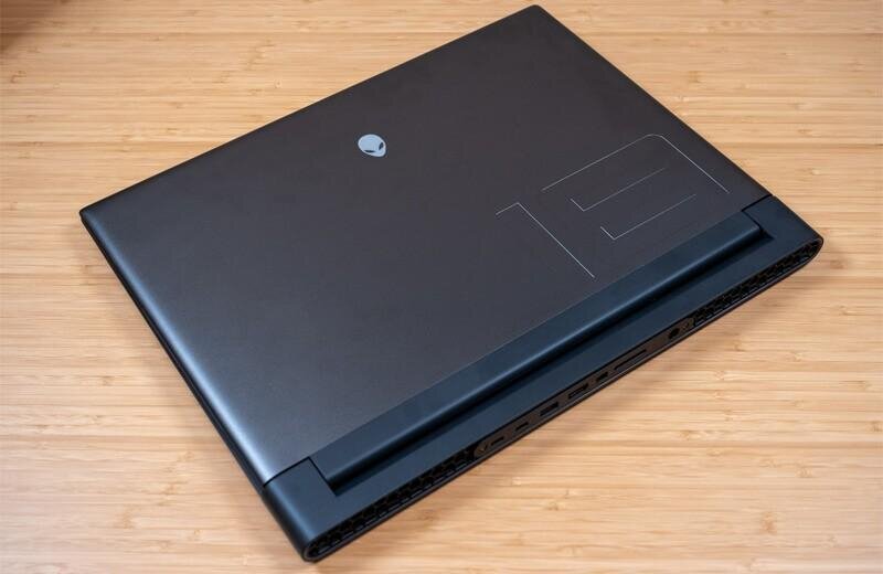 Dell Alienware m18 R2: Ông vua hiệu năng, hay gánh nặng cồng kềnh?