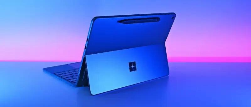 Surface Pro 12 có ngoại hình nhỏ gọn đáng kể so với người tiền nhiệm