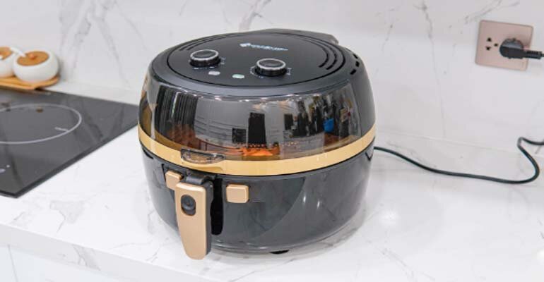 Nồi chiên Chef&Chef YJ-933 có bảng điều khiển núm vặn cơ giúp việc điều chỉnh thời gian và nhiệt độ dễ dàng hơn nồi chiên không dầu Chef&Chef