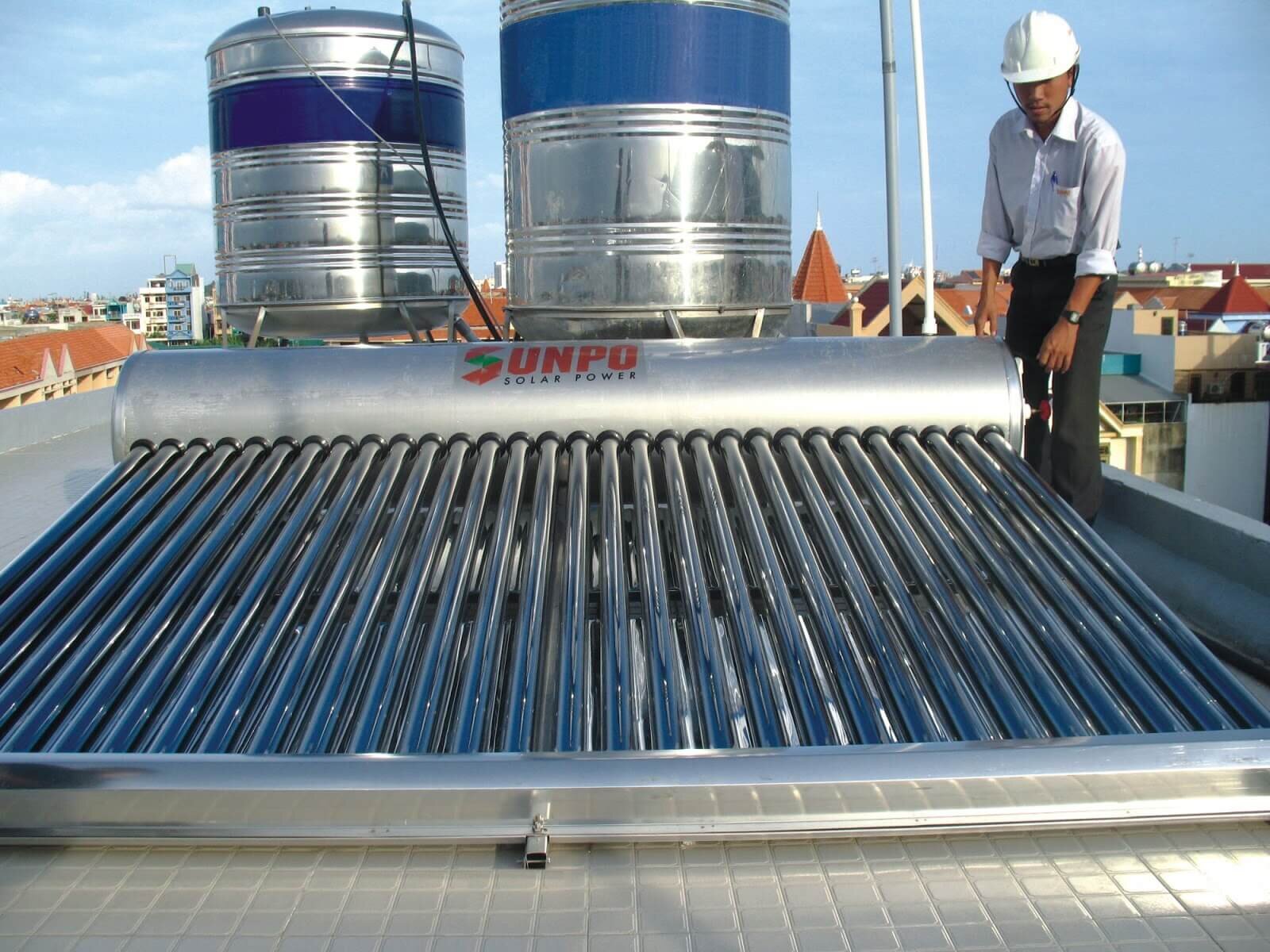 Máy nước nóng năng lượng mặt trời loại ống dầu