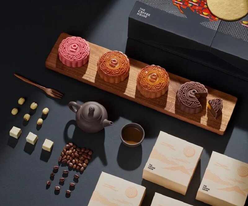 Hộp bánh Trung thu The Coffee House 2023 mang tên “Rằm Tứ Quý” có thiết kế sang trọng cùng 4 loại bánh khác nhau