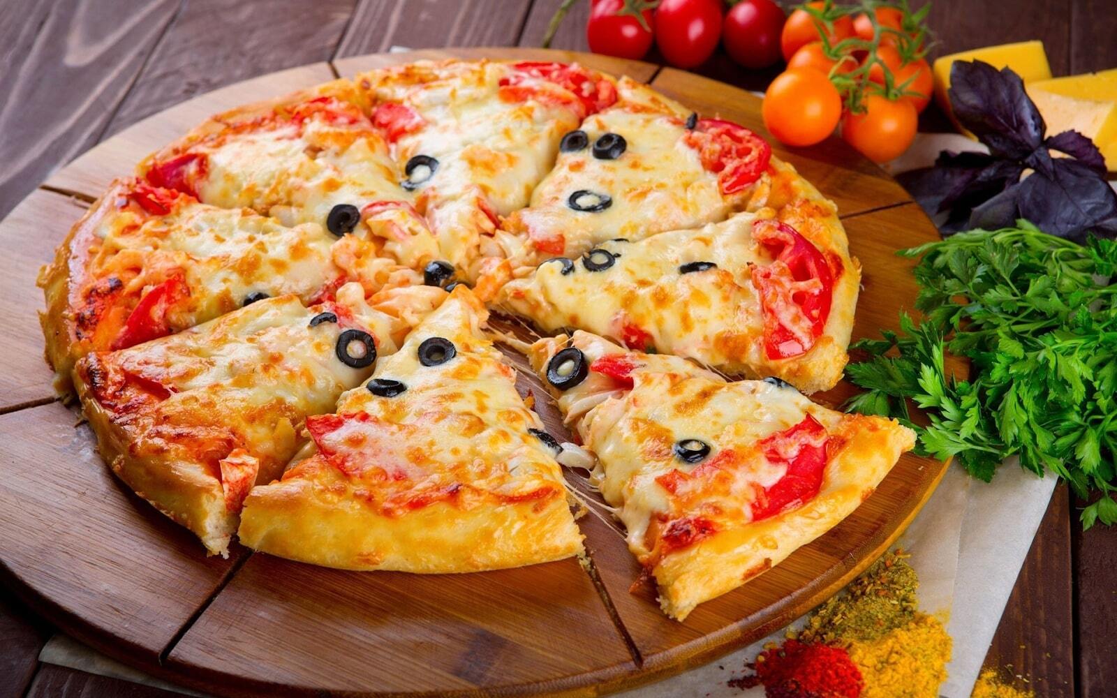 Cách làm pizza khoai tây bằng lò vi sóng