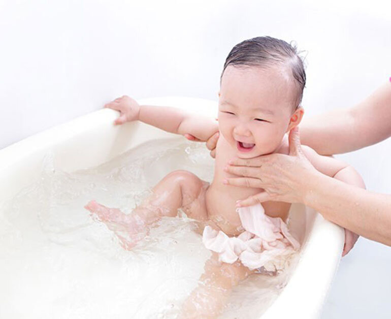 sử dụng sữa tắm trị rôm sảy cho trẻ sơ sinh đúng cách