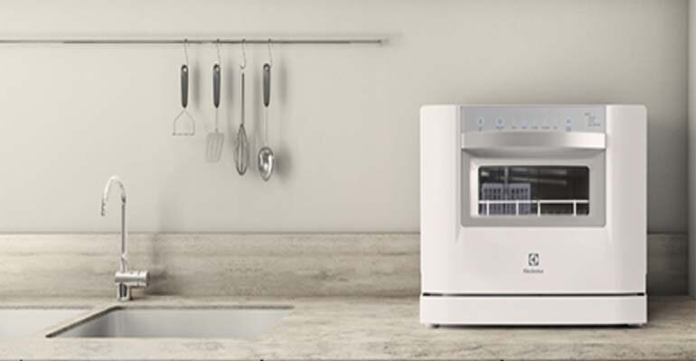 Máy rửa bát mini Electrolux ESF6010BW có thể rửa đến 8 bộ bát đĩa theo tiêu chuẩn châu Âu Máy rửa bát mini Electrolux ESF6010BW