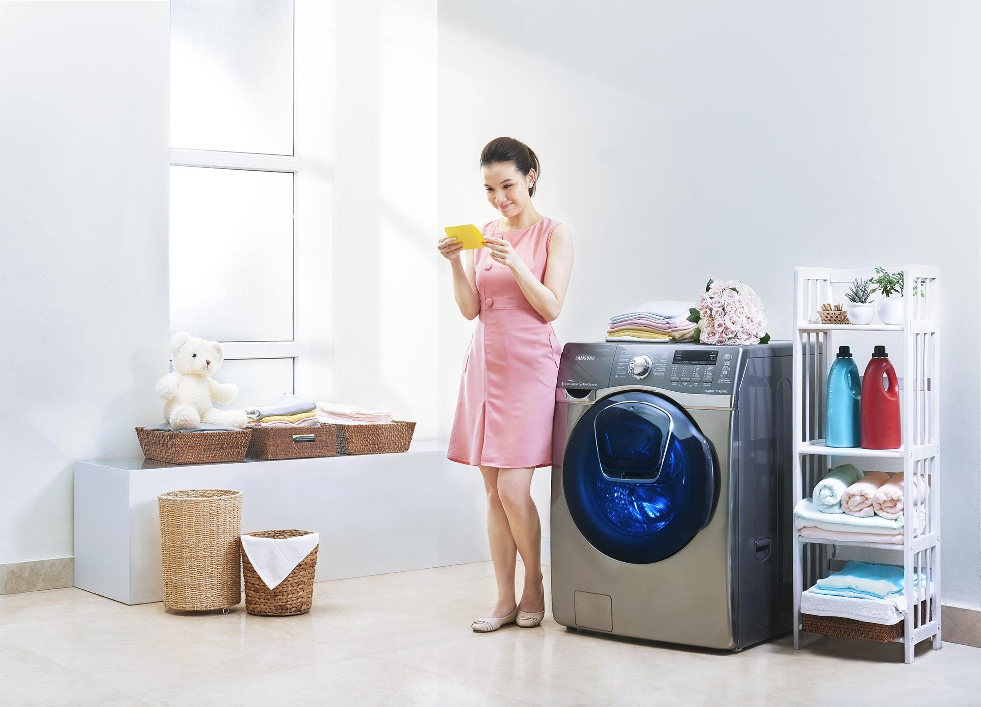 Với máy giặt cửa ngang, hãy lấy quần áo ra và chờ có điện để tiếp tục chương trình giặt.
