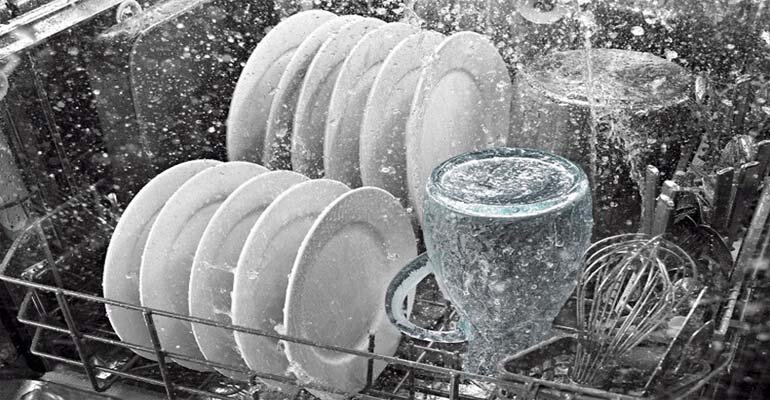 Cơ chế hoạt động của máy rửa bát là dùng nước nóng hòa tan với chất tẩy rửa để rửa bát đĩa Máy rửa bát có rửa được nồi không
