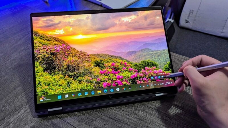 HP OmniBook X Flip 14 (2025) có khả năng xoay gập linh hoạt, làm việc hiệu quả và đáng tin cậy