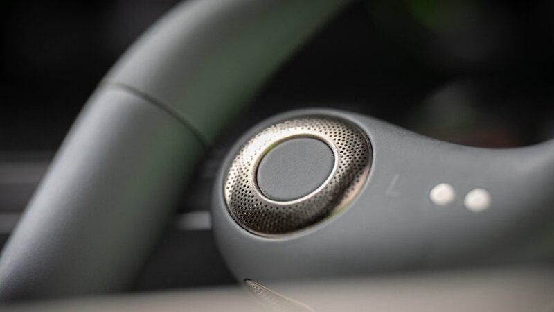 So sánh tai nghe Xiaomi OpenWear Stereo với Apple AirPods 4