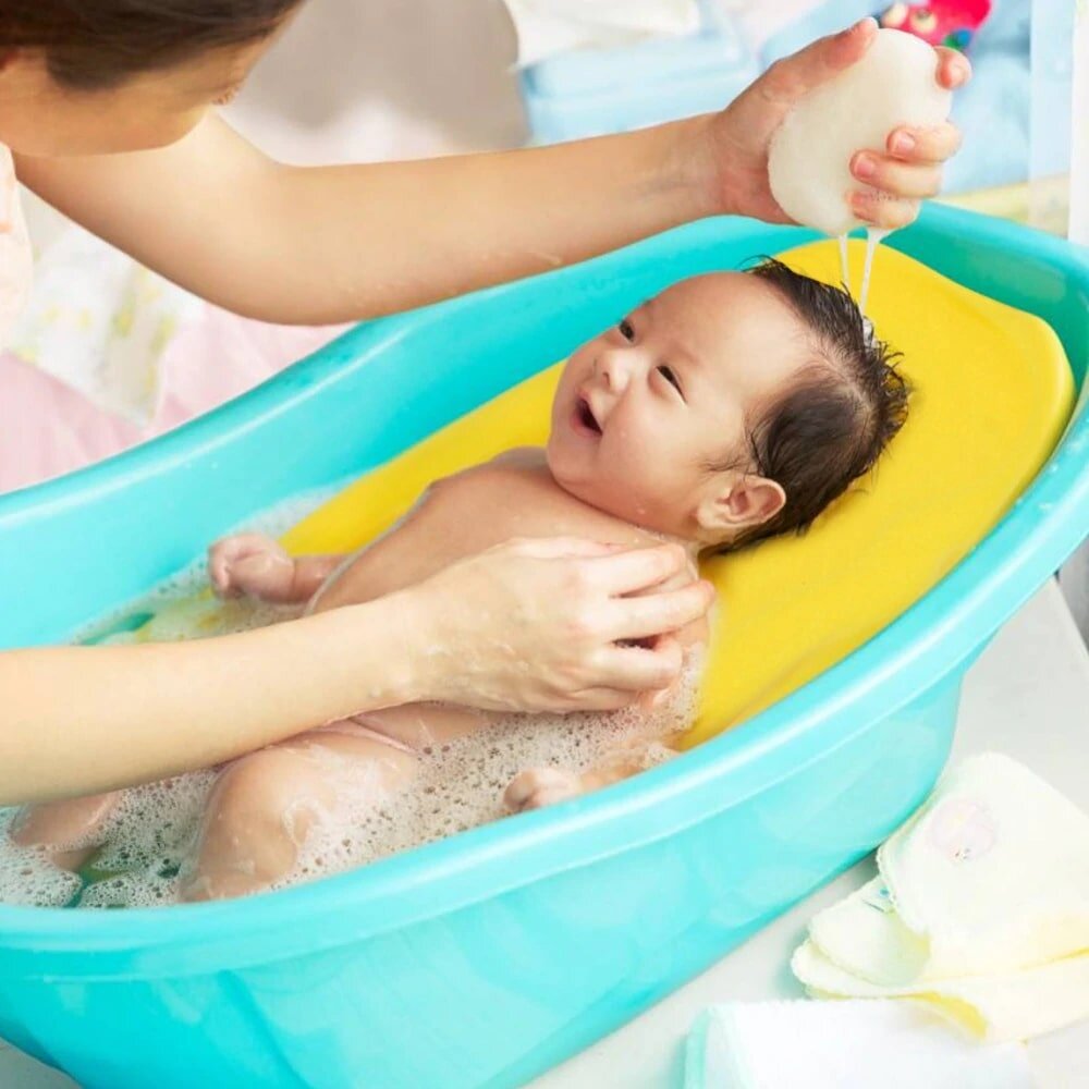 Tắm cho trẻ sơ sinh ở nhiệt độ bao nhiêu? Nhiệt độ nước tắm phù hợp nhất với trẻ sơ sinh là khoảng 37 đến 37,5 độ C